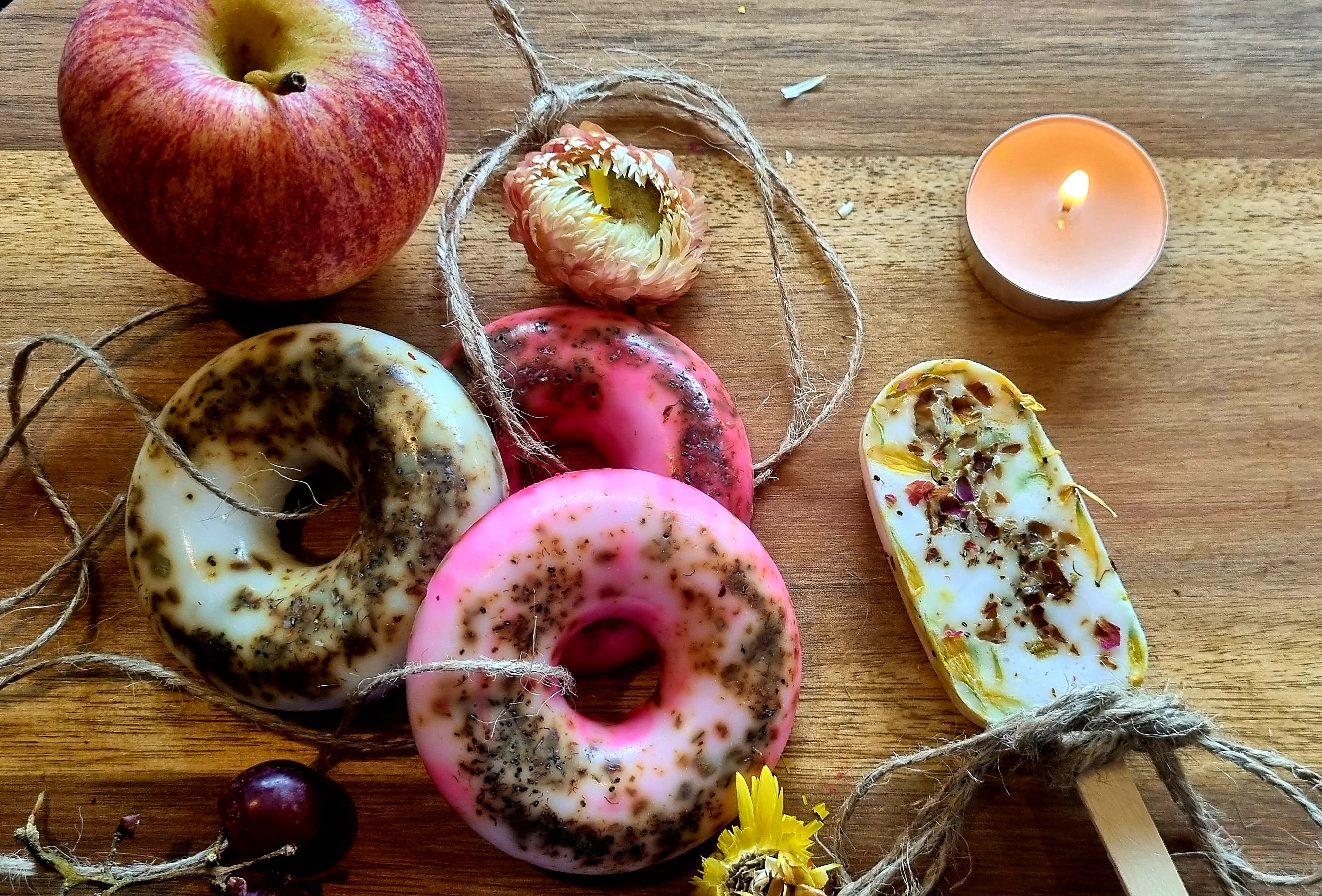 Stunning and Fragrant Soap Gift Set, 4 soaps on a rope