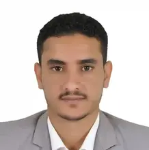 رجل يرتدي بدلة رمادية، ينظر مباشرة إلى الكاميرا، مؤسسة صُناع القرار