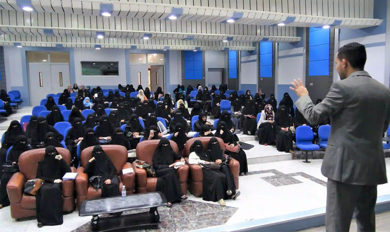 رجل يتحدث أمام مجموعة من النساء، في قاعة محاضرات، مؤسسة صُناع القرار