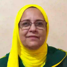 سيدة ترتدي حجاباً أصفر ونظارة، مؤسسة صُناع القرار، صورة شخصية.