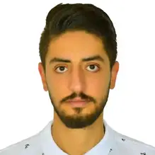 شاب وسيم يرتدي قميصاً أبيض منقطاً، صورة جواز سفر رسمية.