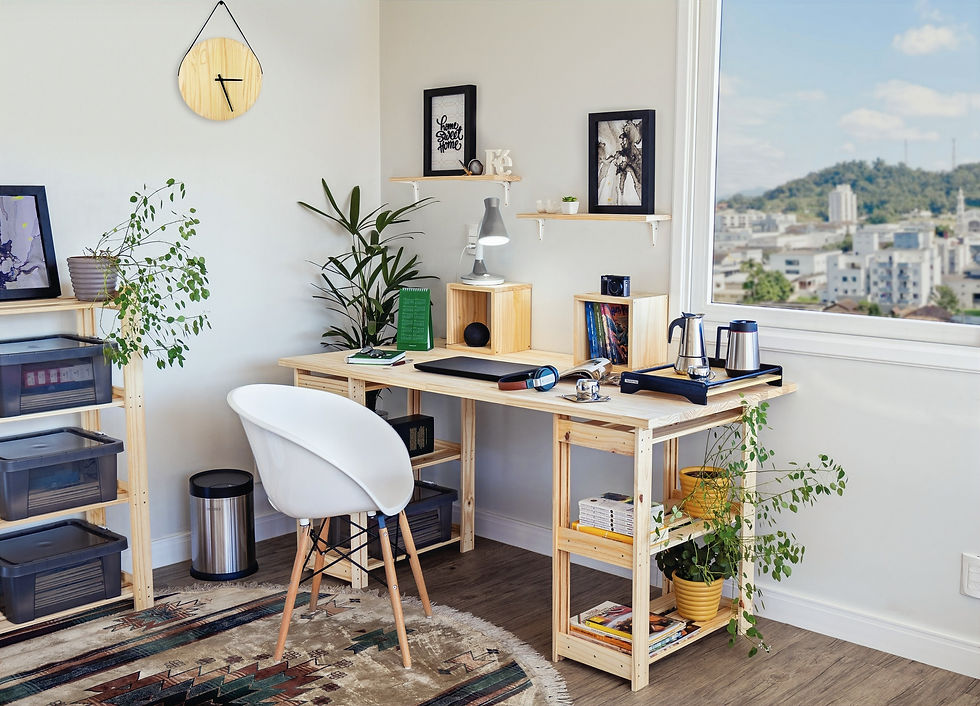 Escritório com vista pra cidade, móveis de madeira na cor natural, plantas na decoração, produtos da marca Tramontina.