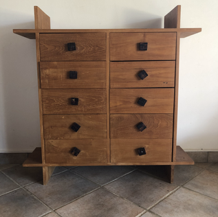 Petite commode de rangement en bois exotique