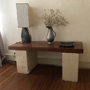 Console basse : plateau bois exotique sur 2 pierres