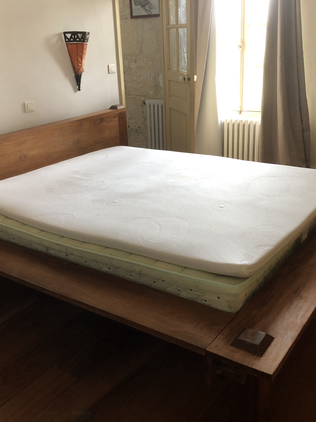 Lit en bois exotique avec tête de lit