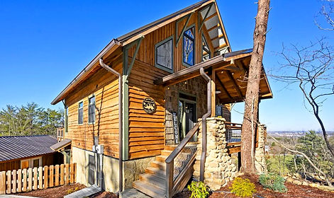 Exteriro of log cabin rental in Pigeon Forge, Tennessee
