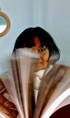 photographie portrait derrière les pages d'un livre en mouvement