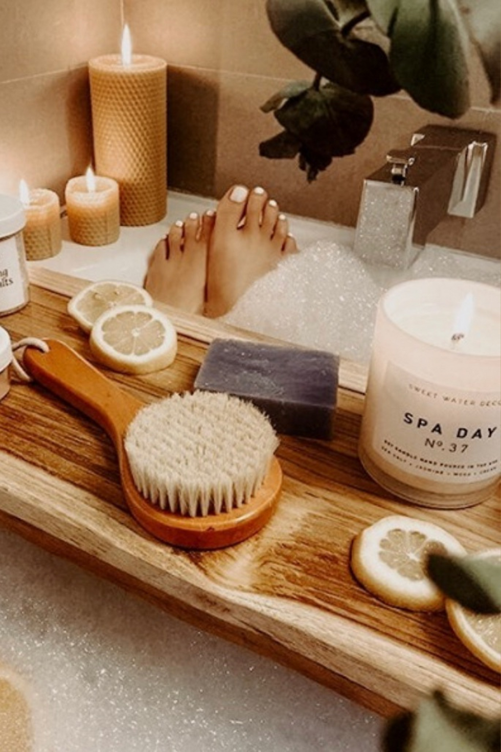banho de banheira aesthetic com velas, sabonetes escova de cabelo e rodelas de limão