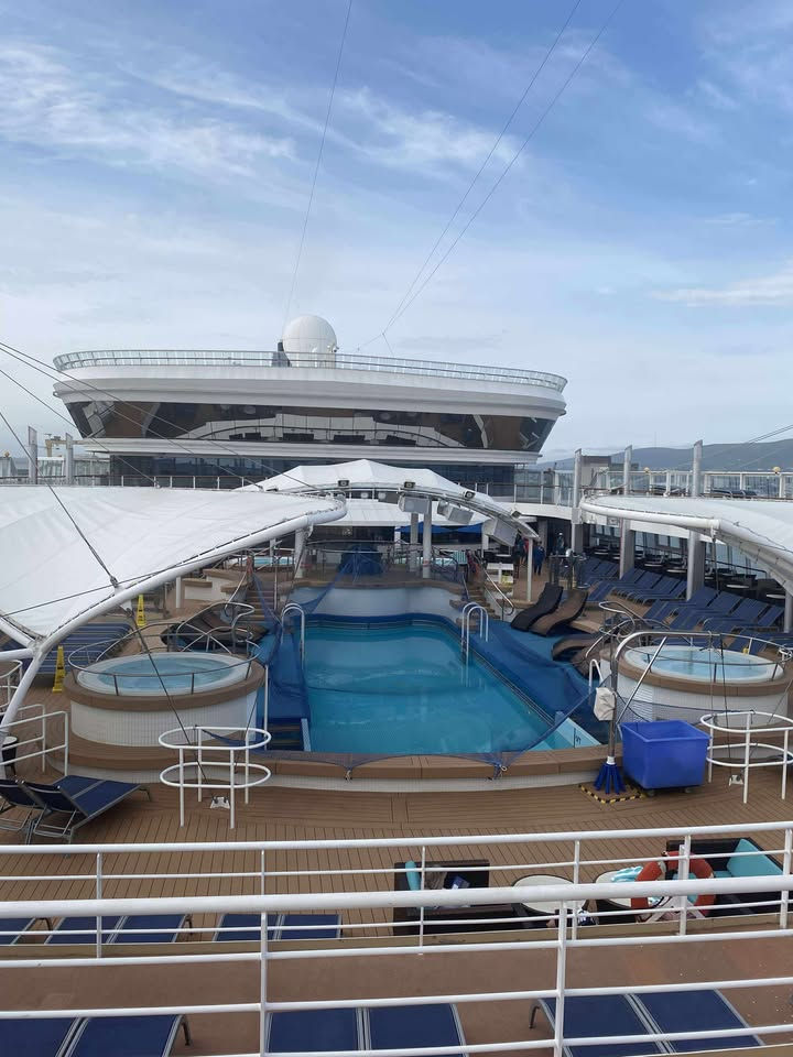 NCL Dawn pool deck