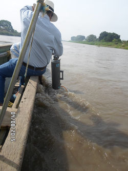 Toma de muestra de agua continental.JPG