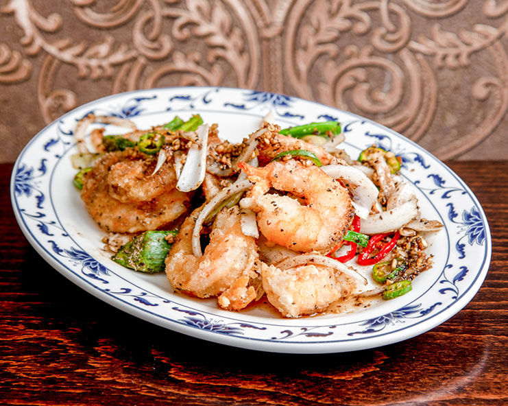 The Crown and Pepper Pub in Croydon is a lively and welcoming spot, renowned for its exceptional hospitality and vibrant atmosphere. It offers a unique fusion menu that combines British pub classics with bold Indian and Chinese flavors, making it a standout destination for food lovers. Whether you're enjoying a cold pint or a cocktail, the pub provides a perfect setting to relax, dine, and socialize. With large TV screens throughout, it's also a fantastic place to catch live sports events, creating a buzzing environment for fans to cheer on their teams. A great place to eat, drink, and enjoy every occasion!