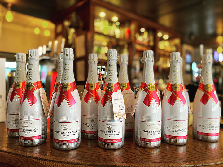 The Crown and Pepper Pub in Croydon is a lively and welcoming spot, renowned for its exceptional hospitality and vibrant atmosphere. It offers a unique fusion menu that combines British pub classics with bold Indian and Chinese flavors, making it a standout destination for food lovers. Whether you're enjoying a cold pint or a cocktail, the pub provides a perfect setting to relax, dine, and socialize. With large TV screens throughout, it's also a fantastic place to catch live sports events, creating a buzzing environment for fans to cheer on their teams. A great place to eat, drink, and enjoy every occasion!