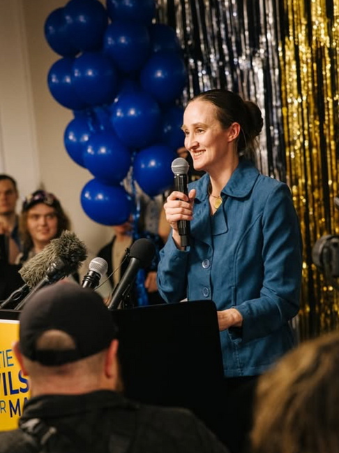 Și SEATTLE a ales SOCIALISMUL. Katie Wilson a fost aleasă primar și luptă pentru locuințe la prețuri accesibile, sprijinirea micilor afaceri și drepturile oamenilor care muncesc.
