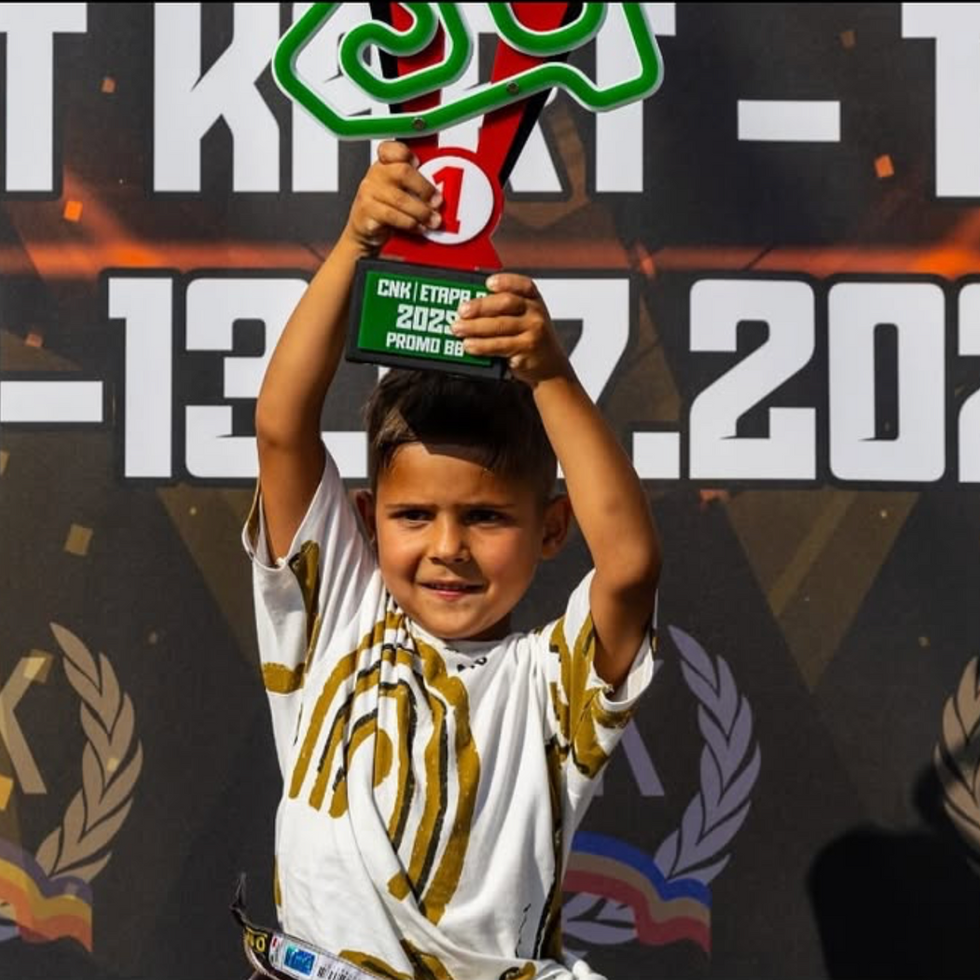 VLADI DID IT AGAIN. VLADIMIR MARTA a bifat al doilea podium cu aur în acest an. A câștigat etapa 3 a Campionatului Național de Karting. Clasa Promo BB. La toamnă începe clasa întâi. Din Sânmartin. 