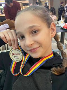#ROMANIAWEWANT. IULIA ARON a devenit campioană națională la săritura în înălțime, categoria 13 - 14 ani. În loc să piardă timpul online practică atletism și baschet. DĂ ONLINE-UL PE MIȘCARE