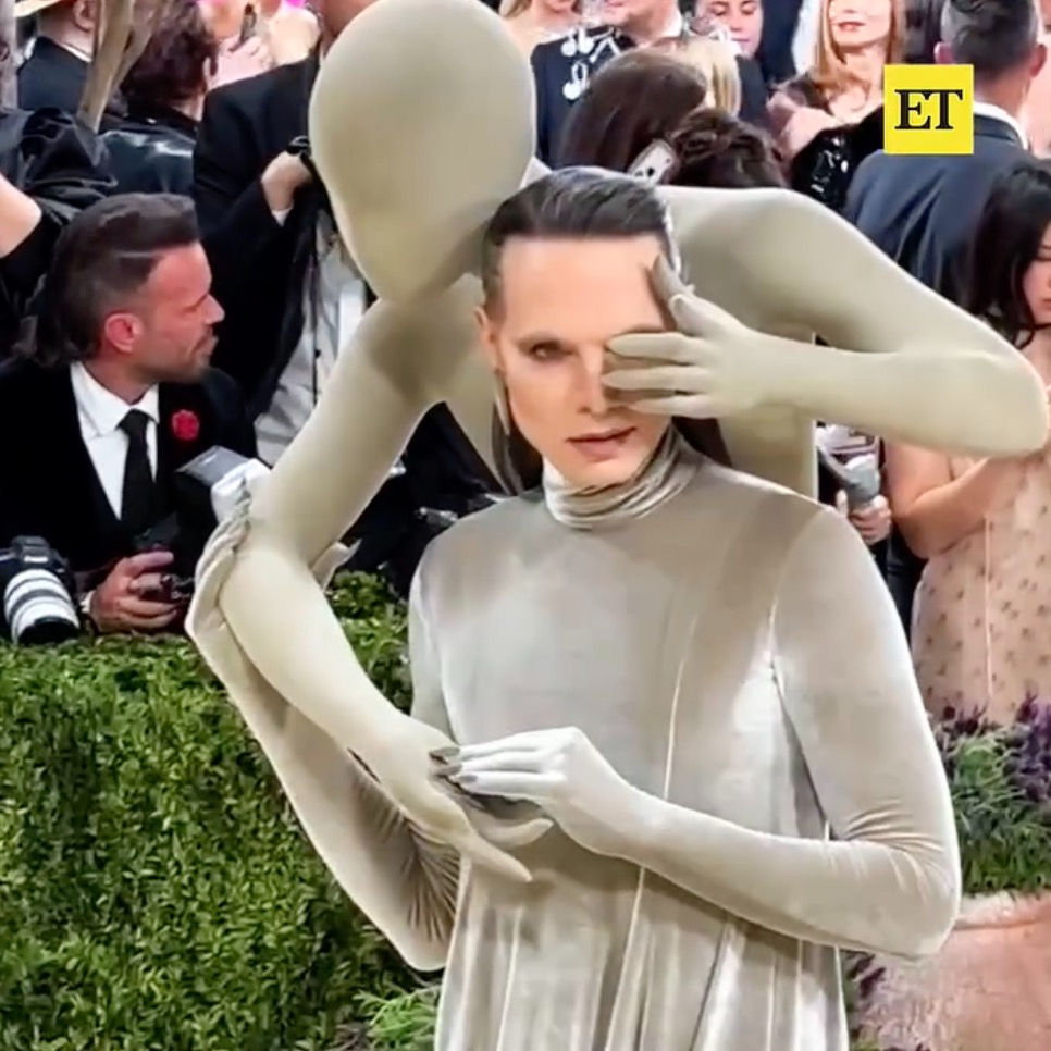 S-A DAT DRUMUL LA NEBUNI. Met Gala 2026 a strâns iar la un loc vedetele din showbizz-ul american. Circ grotesc pe bani mulți. Parcă Daniel David ar fi uitat ușa descuiată la stațiunea cu dilii.