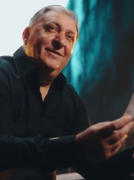 Bijuterie de la Vali Vijelie. POZE CARE DOR. Mi-ai rămas în suflet, chiar când nu mai ești a mea/ Am vrut să te uit, dar inima nu vrea/ Am rămas cu amintiri și poze care dor... 