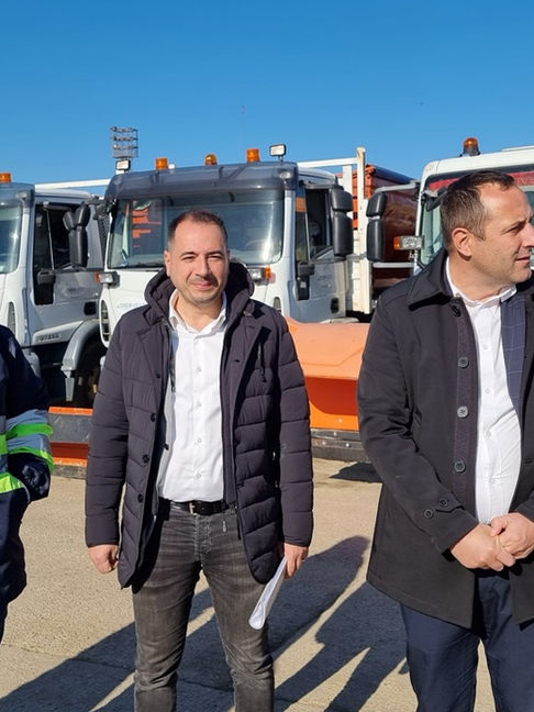 SĂ VINĂ IARNA. Viceprimarul Filimon a prezentat utilajele și stocurile de antiderapante pregătite pentru iarnă