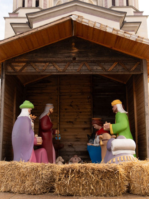 NAȘTEREA MÂNTUITORULUI amenajată de ADLO lângă statuia lui Mișu The Brave. 11 figurine din polistiren realizate pe structură de aluminiu și pictate manual. Maria, Iosif, Baby Jesus. Plus un măgar.