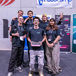 TOR UORADEA la ALL JAPAN ROBOT-SUMO TOURNAMENT 2025. Echipa coordonată de FLAVIU BIROUAȘ va concura la MEGA SUMO. Mihnea Gavriș, Ticarat Raul, Mahmoud Darbaj, Oana Gal și Sebastian Gavruța. 6-7 dec