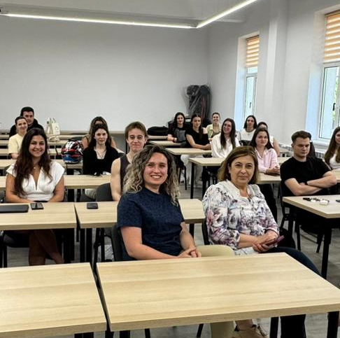 Teodora Pereț Albiter. O carieră de succes în diplomație sau în cadrul instituțiilor Uniunii Europene pornește de la cunoașterea problemelor din propria comunitate. RISE ORADEA