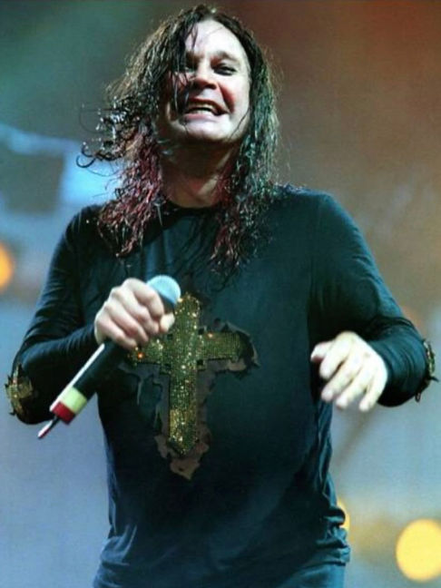 SEE YOU ON THE OTHER SIDE. OZZY OSBOURNE a murit fizic pe 22 iulie 2025. A trăit cum a vrut. A ieșit din scenă cum a vrut. PRINCE OF DARKNESS cântă acum cu Lemmy NO MORE TEARS și MAMA, I'M COMING HOME