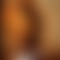 LANDMAN IS BACK. Sky a dat drumul sezonului 2 din Omul Petrolului. Tommy vrea CEO. Cami vrea și ea tot CEO. Angela vrea vilă de nevastă de CEO. Ainsley pitzipoancă la universitate. Monty tot mort