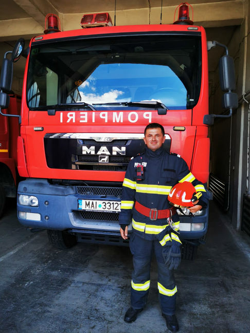 POMPIER BIHOREAN aflat în timpul liber salvează casa unui vecin în Brusturi. LIVIU CĂBUȚĂ a stins incendiul în 10 minute