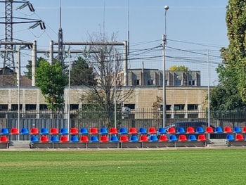 Stadionul MOTORUL e ca nou. Teren de 62/104 m, nocturna pe 8 stâlpi, foraj de apă la 90 m adancime. Si e pentru antrenamentele FC Bihor. Constructii Bihor a luat 3 milioane pentru lucrare