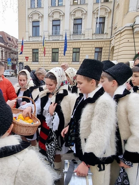 Viceprimarul Antonia Nica a primit colindătorii festivalului „Asta-i datina străveche”