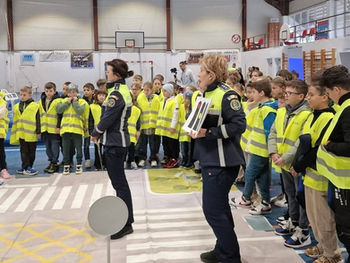 SIGURANȚA SE ÎNVAȚĂ DIN COPILĂRIE. Acțiunile Polițiștilor de Prevenire bihoreni în martie - aprilie 2025. GALERIE FOTO IPJ Bihor