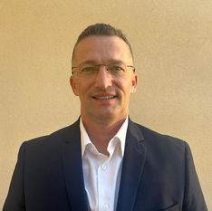 SEBASTIAN LASCU City Manager Interimar al Municipiului Oradea. Medic stomatolog. Membru PNL din 1998. A plecat din partid în 2021 pe motiv de lipsa meritocrației. Now he's back