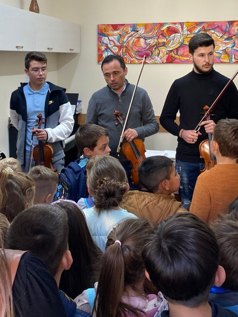Ziua porților deschise spre artă și educație la Centrul de Cultură al Județului Bihor. Copiii din Sântandrei au vizitat Școala de Arte Francisc Hubic