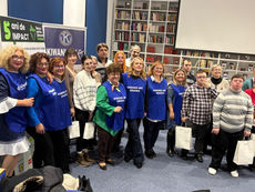 "ÎN AȘTEPTAREA CRĂCIUNULUI" și "Cadoul din cutia de pantofi". KIWANIS ART ORADEA a adus aerul sărbătorilor mai devreme. 130 de copii au primit pachete de Crăciun de la kiwanistele orădence