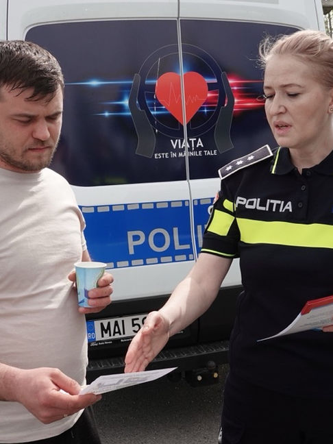 PENTRU SĂRBĂTORI FERICITE. Cafea, Apă și Recomandări preventive oferite de polițiștii din Bihor șoferilor care se întorc acasă de Paște. 17 aprilie 2025 Oradea.