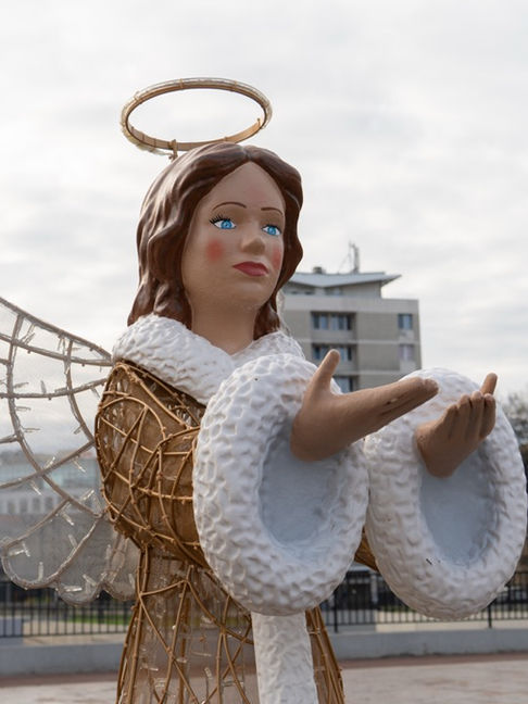 Scena NAȘTEREA MÂNTUITORULUI 2025. Amenajată de ADLO lângă statuia lui Mișu The Brave. GALERIE FOTO de Biroul de Presă Primăria Oradea
