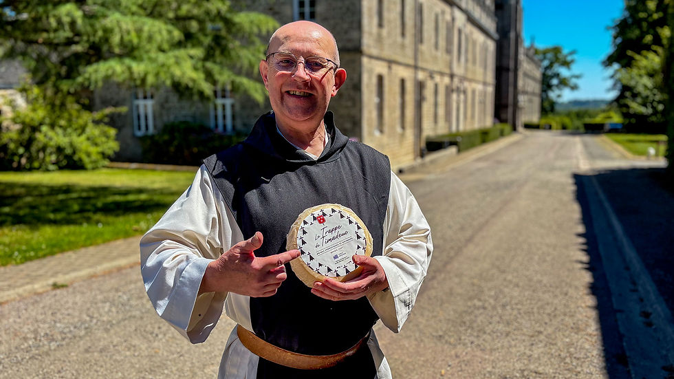 À l’Abbaye de Timadeuc, un frère présente l’un des fromages sous sa nouvelle identité visuelle.