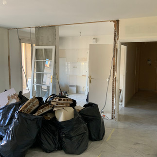 Chantier de rénovation à Lyon après démolition, gravats évacués et espaces dégagés