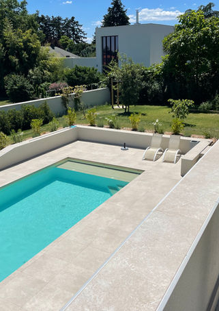 Piscine et jardin d'une propriété