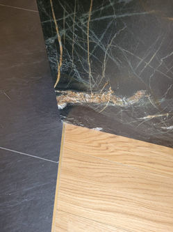 Dommages marbre, coin cassé, sol en bois et carrelage