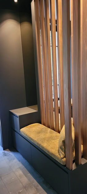 Banc intégré avec cloison en bois