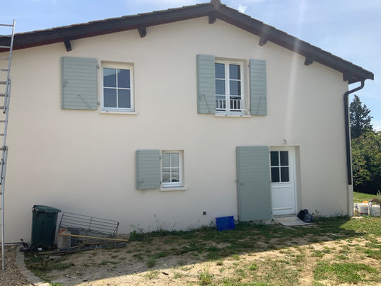 Maison blanche, volets verts, Vendôme Edition