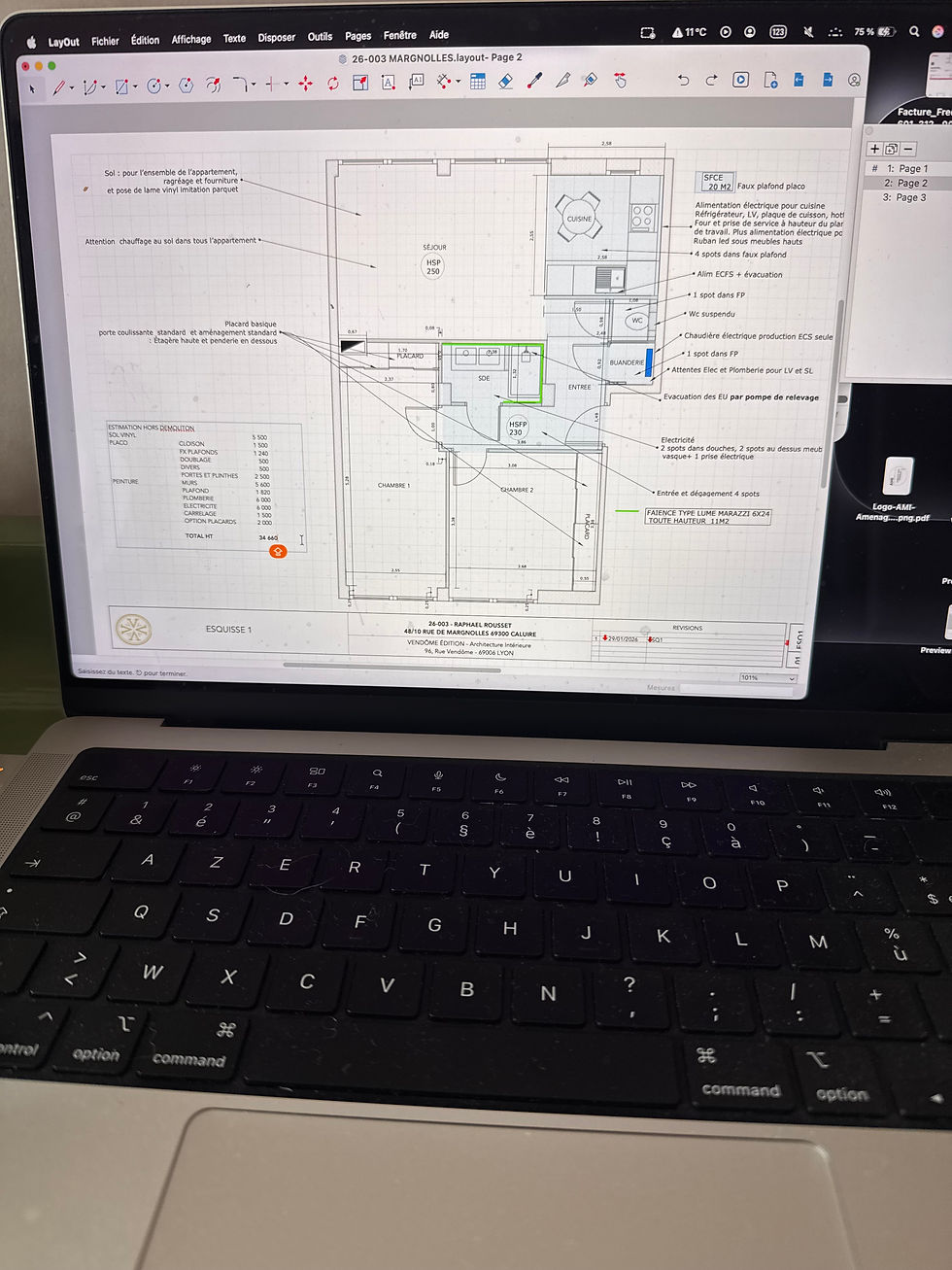 Architecte intérieur Lyon travaillant sur plans d'aménagement