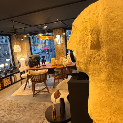 Mobilier et objets décoratifs design exposés dans le showroom Vendôme Édition à Lyon