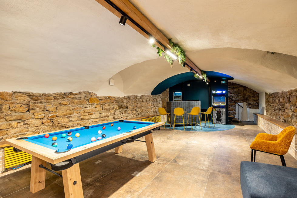 Table de billard dans un espace de jeu souterrain