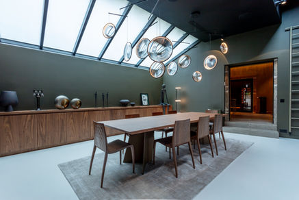 Grande table à manger moderne, luminaires suspendus, édition Vendôme