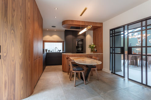 Cuisine moderne, îlot central, portes en métal