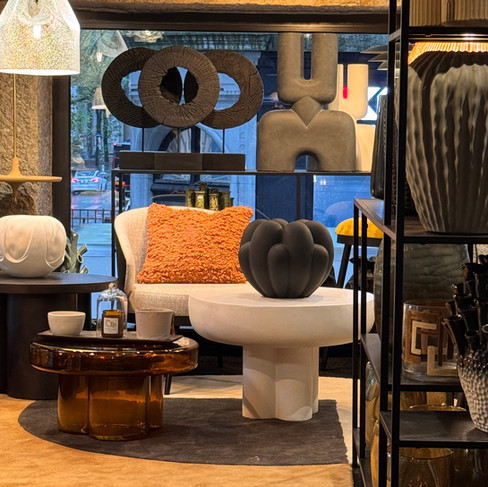 Fauteuil design, table basse et objets décoratifs sélectionnés au showroom Vendôme Édition à Lyon