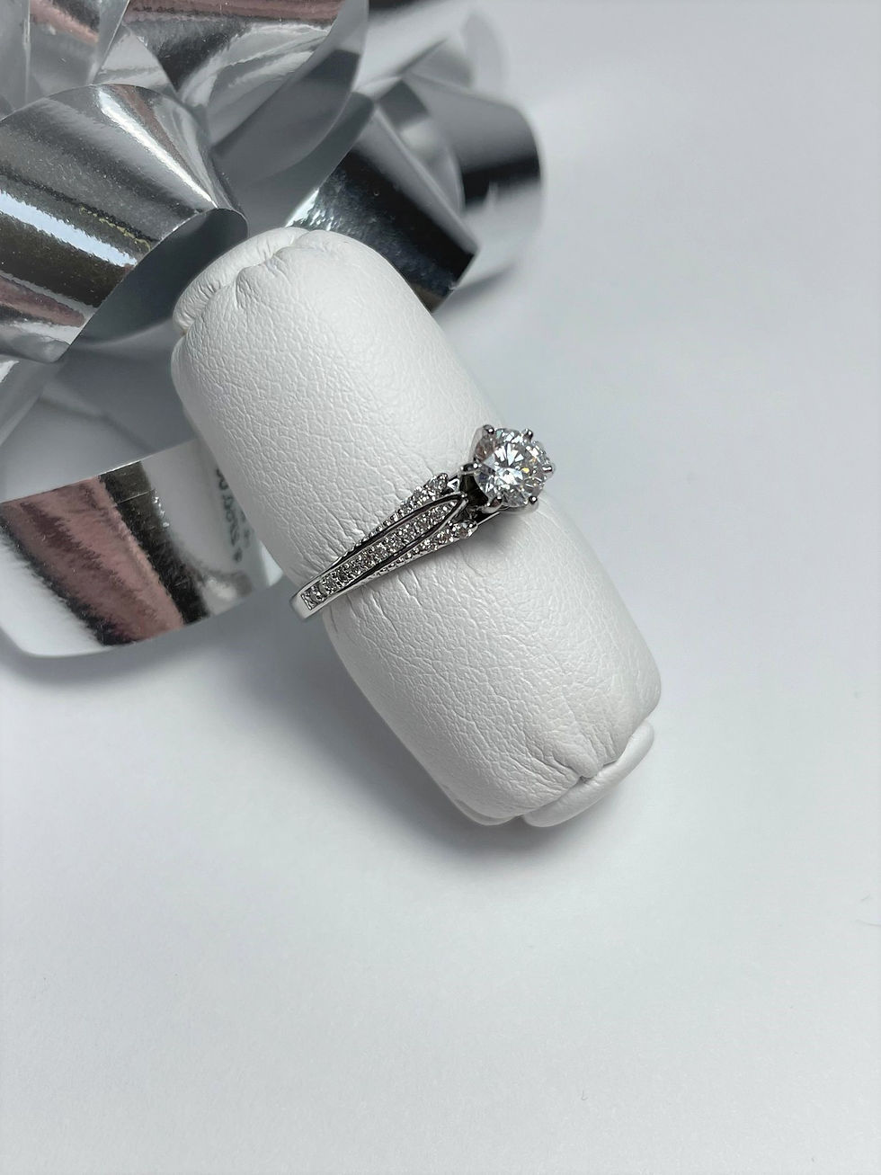 Thumbnail: Round Diamond with Fancy Band - J4074