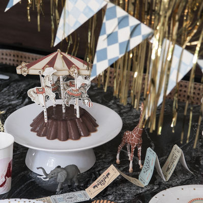 Organiser un goûter à thème sur le cirque pour enfants? C’est un jeu d'enfant, vraiment! Imaginez des rires, des couleurs vives et des acrobaties de papier, le tout en quelques coups de ciseaux. Les dessins rétro que vous avez dénichés, avec leur charme d'antan, donneront ce petit plus qui fait toute la différence. Il suffit d'ajouter quelques accessoires bien choisis – les tickets du spectacle ici, un gâteau décoré par là – et vous transformerez votre salon en piste aux étoiles. Les détails, c'est ça qui compte! Et en un rien de temps, vous aurez créé une ambiance magique. 🎪🎈